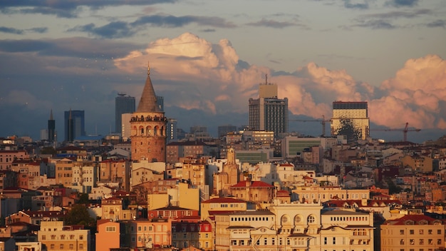 写真 トルコのイスタンブールのガラタ塔と夕方の旧市街の風景
