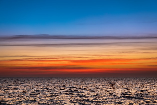 夕焼け空と海の風景。