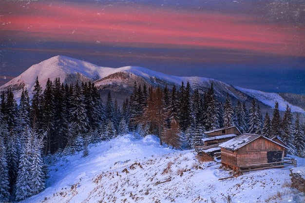 Lanshaft fantastische winter en besneeuwde bergen Vintage effect