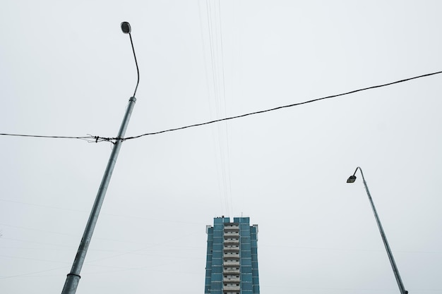 Lantaarnpalen en paneelhuis tegen de lucht