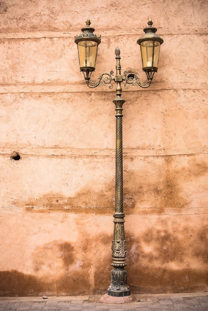 Foto lanterna contro il vecchio muro in marocco