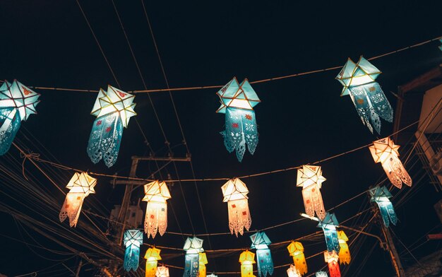 Фестиваль фонарей в небе на пешеходной улице Пай