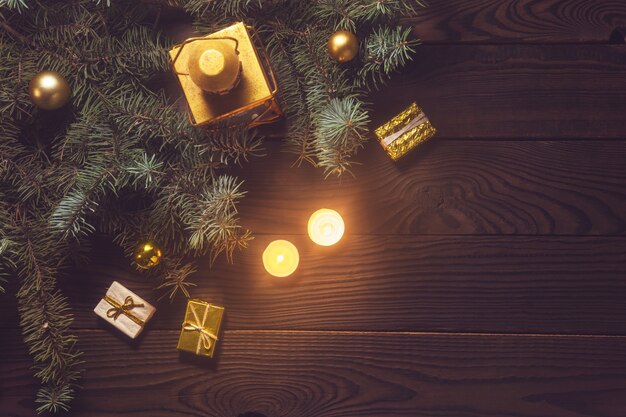 나무 테이블에 촛불과 크리스마스 나무 가지가 있는 랜턴. 위에서 보기