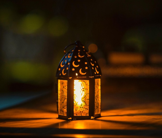 Foto una lanterna con sfondo bokeh per adha e fitr