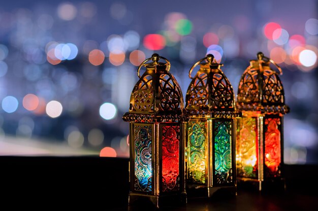 Lanterns met nachtelijke lucht achtergrond voor het moslimfeest van de heilige maand Ramadan Kareem