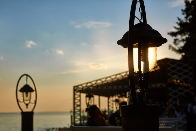 Lanterne al sole sulla spiaggia al tramonto