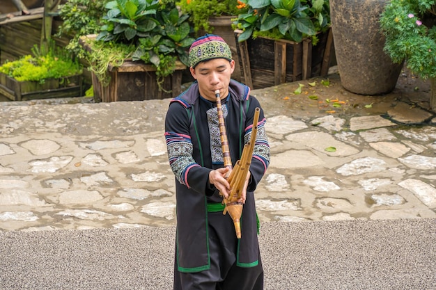 Foto lao cai vietnam 12 maart 2023 de h39mong-jongens spelen hun lippen en slaan de natie muziekinstrumenten van inheemse h39mong-mensen in sa pa vietnam