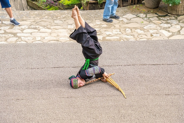 Foto lao cai vietnam 12 maart 2023 de h39mong-jongens spelen hun lippen en slaan de natie muziekinstrumenten van inheemse h39mong-mensen in sa pa vietnam