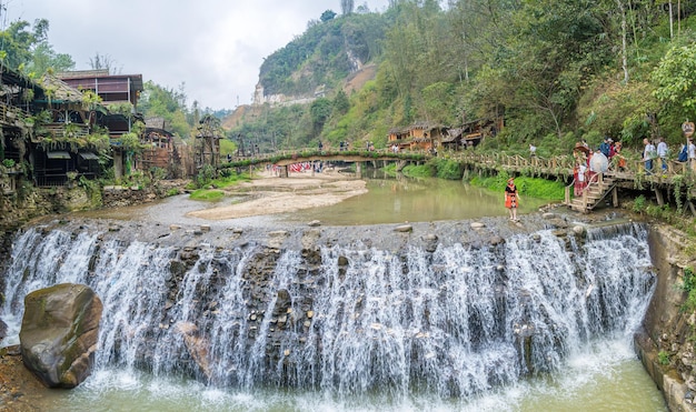 Foto lao cai vietnam 12 maart 2023 de omgeving binnen de tien sa-waterval is gevuld met waterturbines en toeristen in de buurt van cat cat village toeristen die het gebied verkennen
