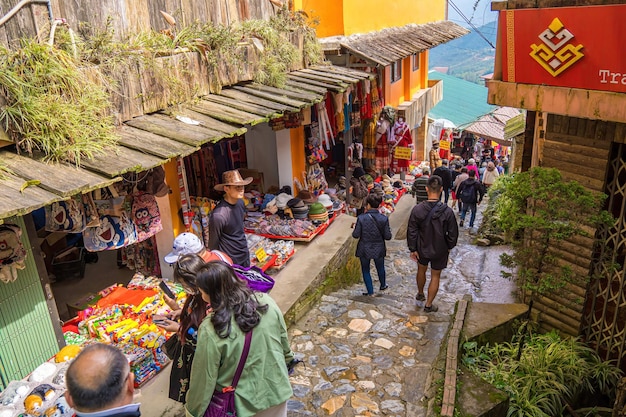 Lao Cai Vietnam 12 maart 2023 Prachtig landschap van Cat Cat villagea hoogland cultureel dorp in Sapa Street in Cat Cat Hmong dorp bij Sapa met markt vol traditionele kleurrijke kleding