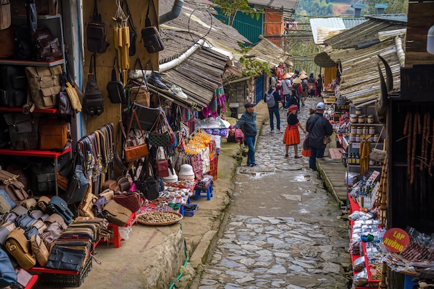 Lao Cai Vietnam MAR 12 2023 Cat Cat villagea Highland Cultural Village in Sapa Street in Cat Cat Hmong village in Sapa by Sapa by Sapa 전통 화려한 옷으로 가득한 시장의 아름다운 풍경