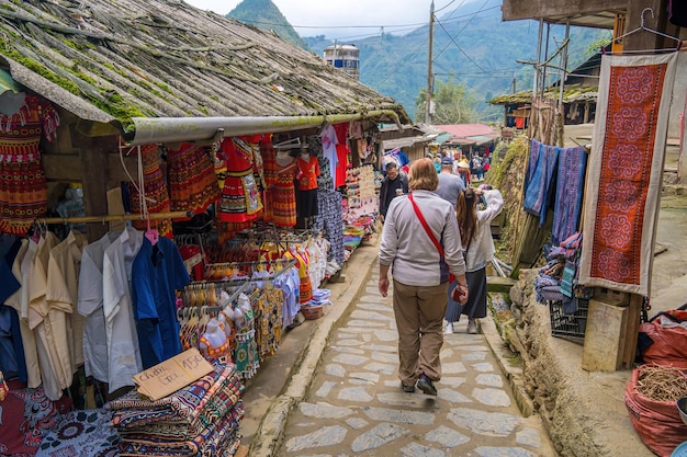 Lao Cai Vietnam MAR 12 2023 Cat Cat villagea Highland Cultural Village in Sapa Street in Cat Cat Hmong village in Sapa by Sapa by Sapa 전통 화려한 옷으로 가득한 시장의 아름다운 풍경