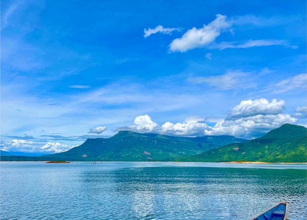 ラオスの自然風景 ヌム・ングム貯水池 湖と山の景色と青い空