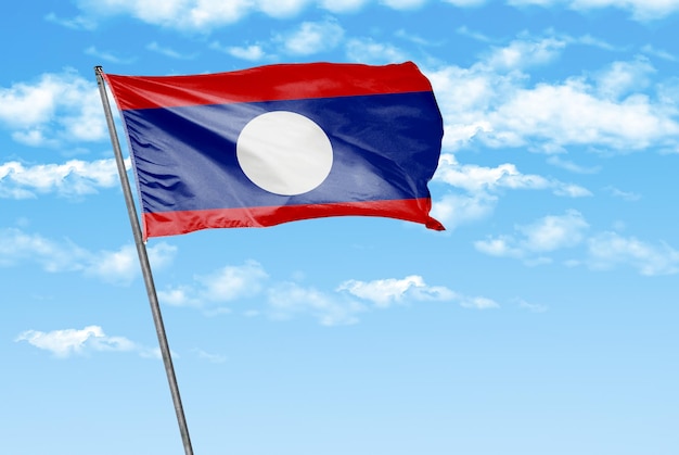 Лаос 3D развевающийся флаг на голубом небе с облаками фоновое изображение