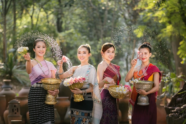 Photo laos girls splashing water during festival songkran festival