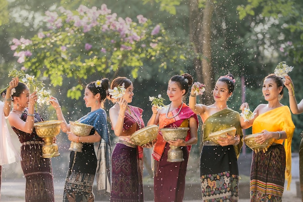 Лаосские девушки плещут воду во время фестиваля Songkran