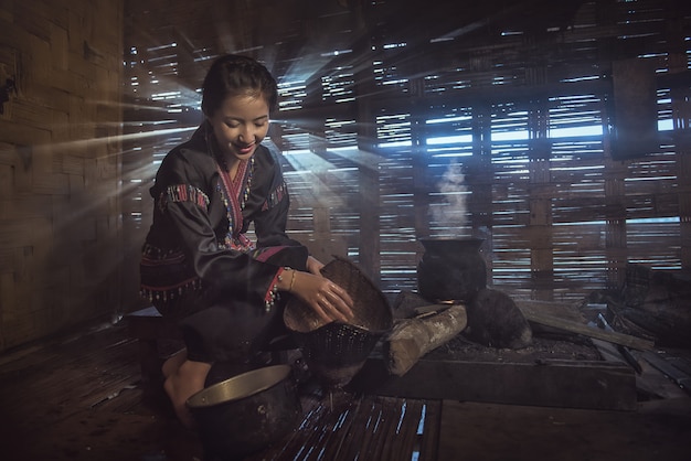 Женщины деревни Лаоса варя в традиционной кухне на утре.