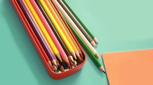 Lapices de colores en estuche metálico, ideas creativas, de regreso al colegio, arte pintura dbujo