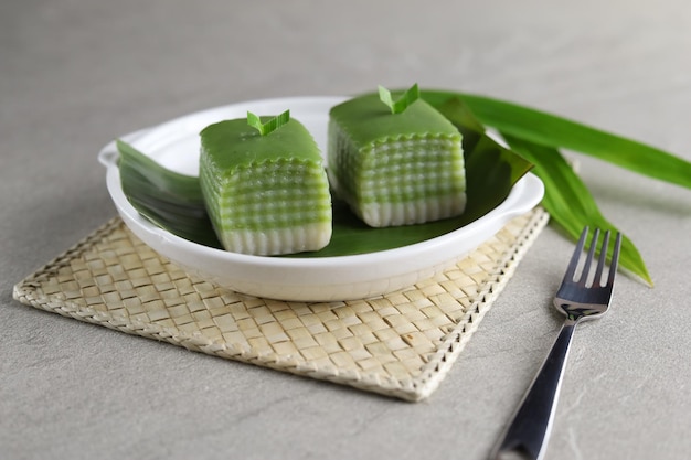 Lapis Beras of Kue Pepe is een traditioneel Indonesisch dessert en straatvoedsel gemaakt van rijstmeel