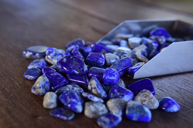 Photo lapis lazuli is a beautiful blue gemstone on areas with reflected light