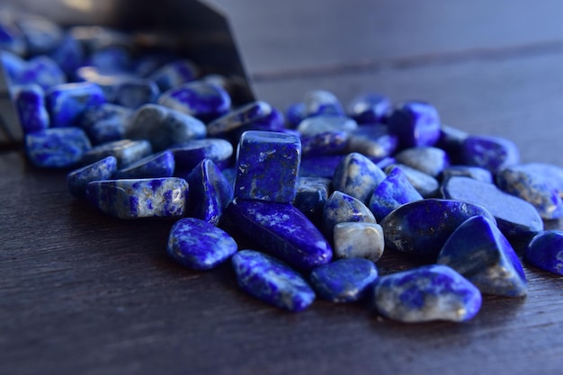 Foto il lapislazuli è una bellissima pietra preziosa blu su aree con luce riflessa