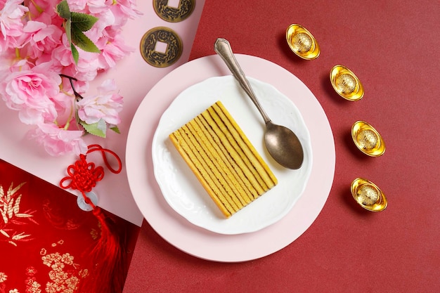 Lapis Legit или Kek Lapis Китайский азиатский многослойный торт с корицей Вид сверху Красный китайский Новый год