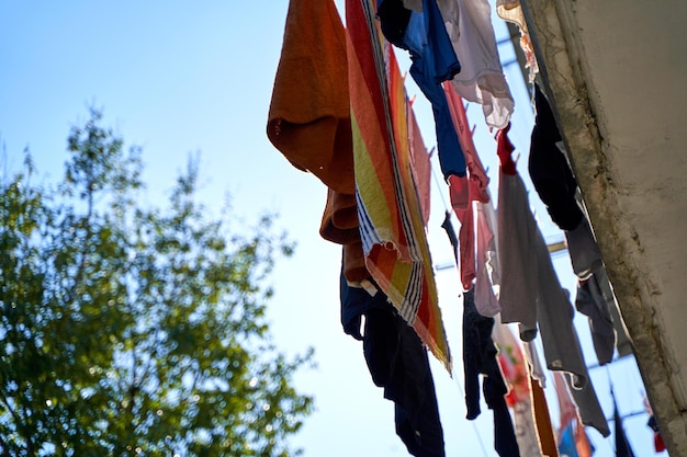 Lappen en kleren drogen in de zon die aan het balkon hangt.