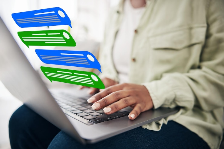 Foto laptop bericht icoon of handen van vrouw typen voor communicatie sociale media of online chat emojis kennisgeving overlay of closeup van persoon op app om te scrollen op website of digitaal netwerk thuis