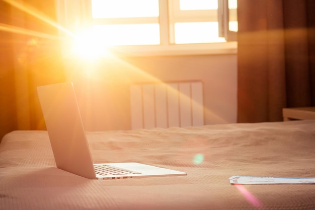 Foto laptop bij avondzon van dichtbij in huis.