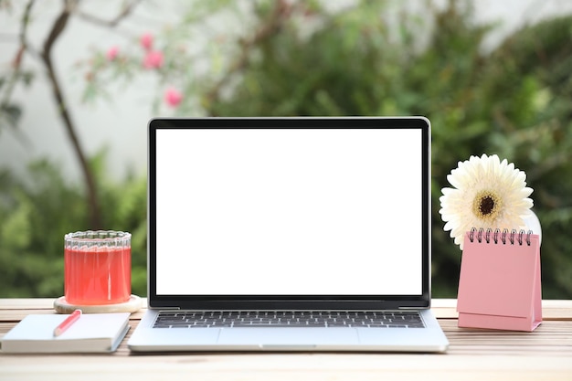 Laptop e calendario e succo di frutta