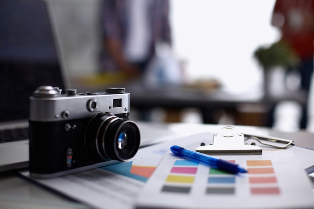 Laptop  and camera on the desk