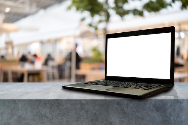 Laptop computer op grijze plank achtergrond Betonnen planken tafel in coffeeshop achtergrond