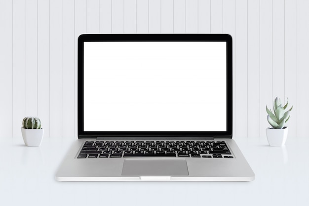 Фото Экран портативного компьютера белый на столе