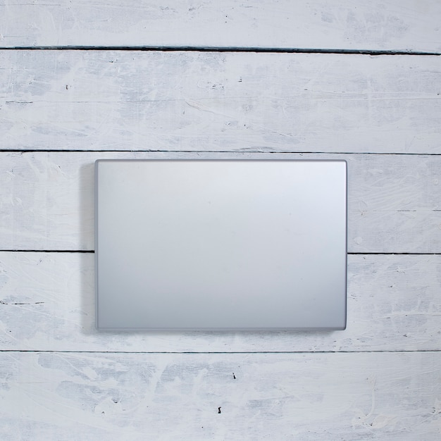 Photo laptop computer on white wooden