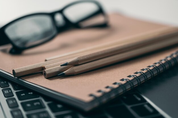 Laptop computertoetsenbord met potlood en bril. onderwijs concept