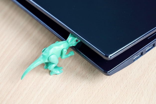 Laptop cover kompres hoofd kleine groene dinosaurus onervaren verliezer