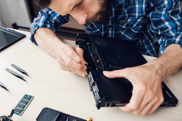 Laptop demonteren door reparateur