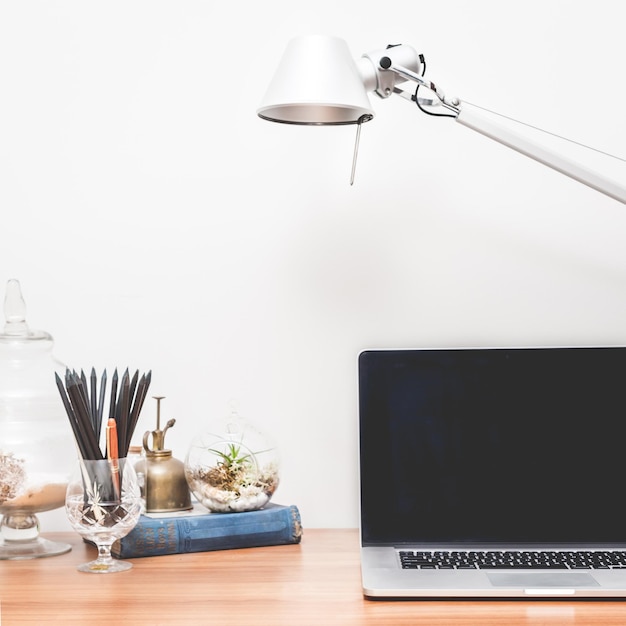 Photo laptop on desk against wall