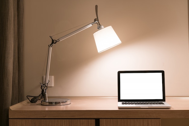 Photo laptop on a desk with lamp