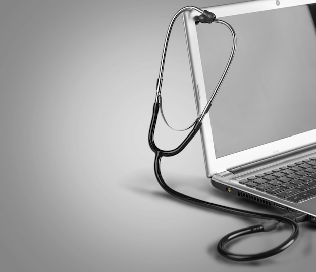 Foto diagnosi del laptop con lo stetoscopio sullo sfondo
