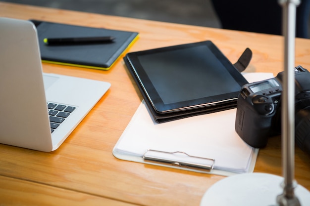 Laptop, digitale tablet en digitale camera op bureau