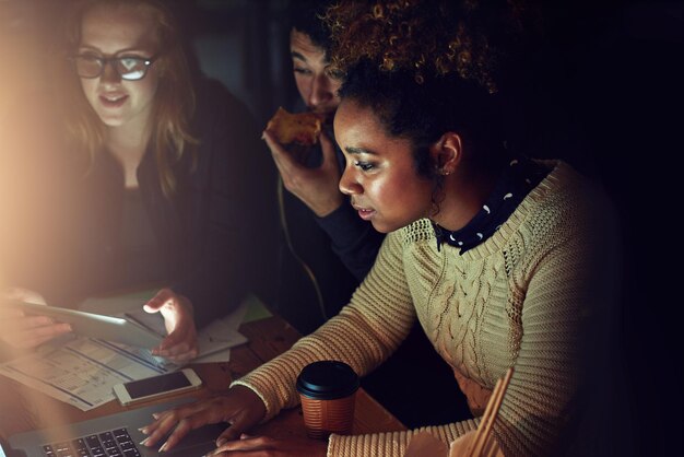 Laptop diversiteitssamenwerking of nachtmensen programmeren ERP-software cyberbeveiligingssysteem of code Informatietechnologie ai ontwikkelaar of programmeur teamwerk aan codering cloud computing-database