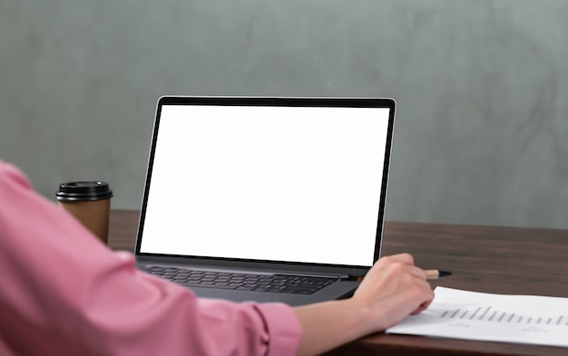 Laptop een leeg scherm op tafel voor het plaatsen van een computeradvertentie