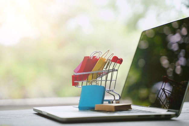 Laptop en briefpapier op een bureau