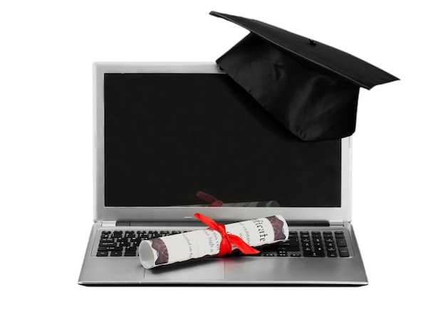 Laptop en diploma scroll en afstudeerhoed