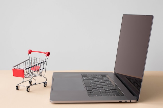 Laptop en een kleine trolley voor de supermarkt