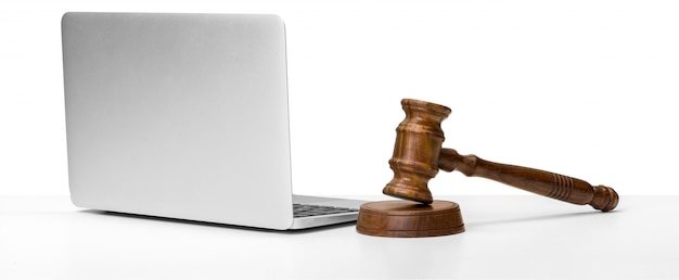 Laptop en hamer op tafel