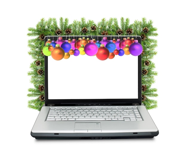 Laptop en Kerstmisachtergrond die op witte achtergrond wordt geïsoleerd