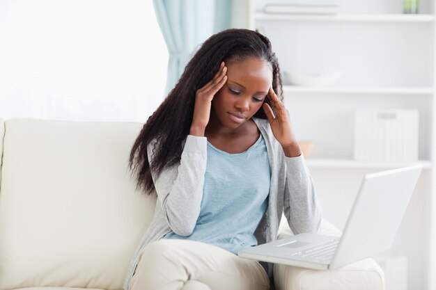 Laptop geeft de vrouw hoofdpijn