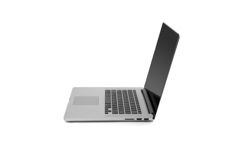 Foto laptop grijze metalen sliver kleur notebook naast weergave open dekking op de witte achtergrond. uitknippad.